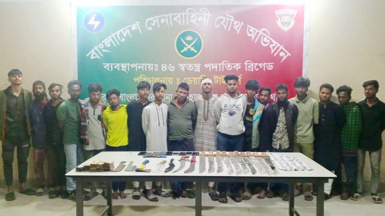 রায়েরবাজারে সেনাবাহিনীর অভিযানে অস্ত্র, মাদকসহ আটক ১৮